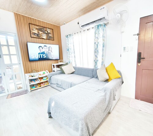 Whole House, Wifi, Full-AC, w/ Front Garden