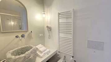 Doppelzimmer, Balkon, Blick auf den Innenhof | Badezimmer