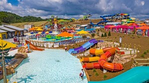Ein Wasserpark mit mehreren Rutschen und einem großen Poolbereich.