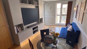 Interior - 2BR w/ Private Balcony & River Thames Views (London)