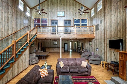 Luxurious Retreat Cabin with Scenic Pond Views, Expansive Decks, and Resort Amenities Near Zwolle, LA