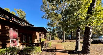 Luxurious Retreat Cabin with Scenic Pond Views, Expansive Decks, and Resort Amenities Near Zwolle, LA