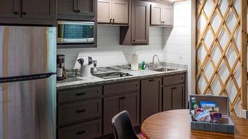 Coffee/tea maker, fridge, microwave, stovetop
