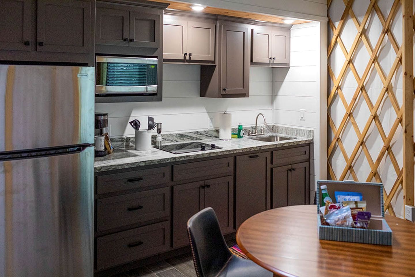 Coffee/tea maker, fridge, microwave, stovetop