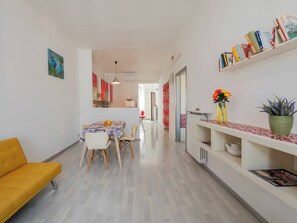 Eine moderne Wohnung mit Essbereich, Küche und Wohnbereich.