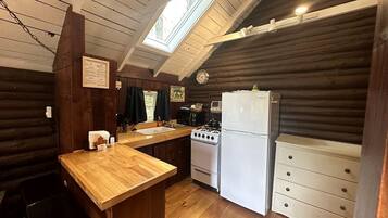 Wasserkocher mit Kaffee-/Teezubehör, Kühlschrank, Mikrowelle, Ofen