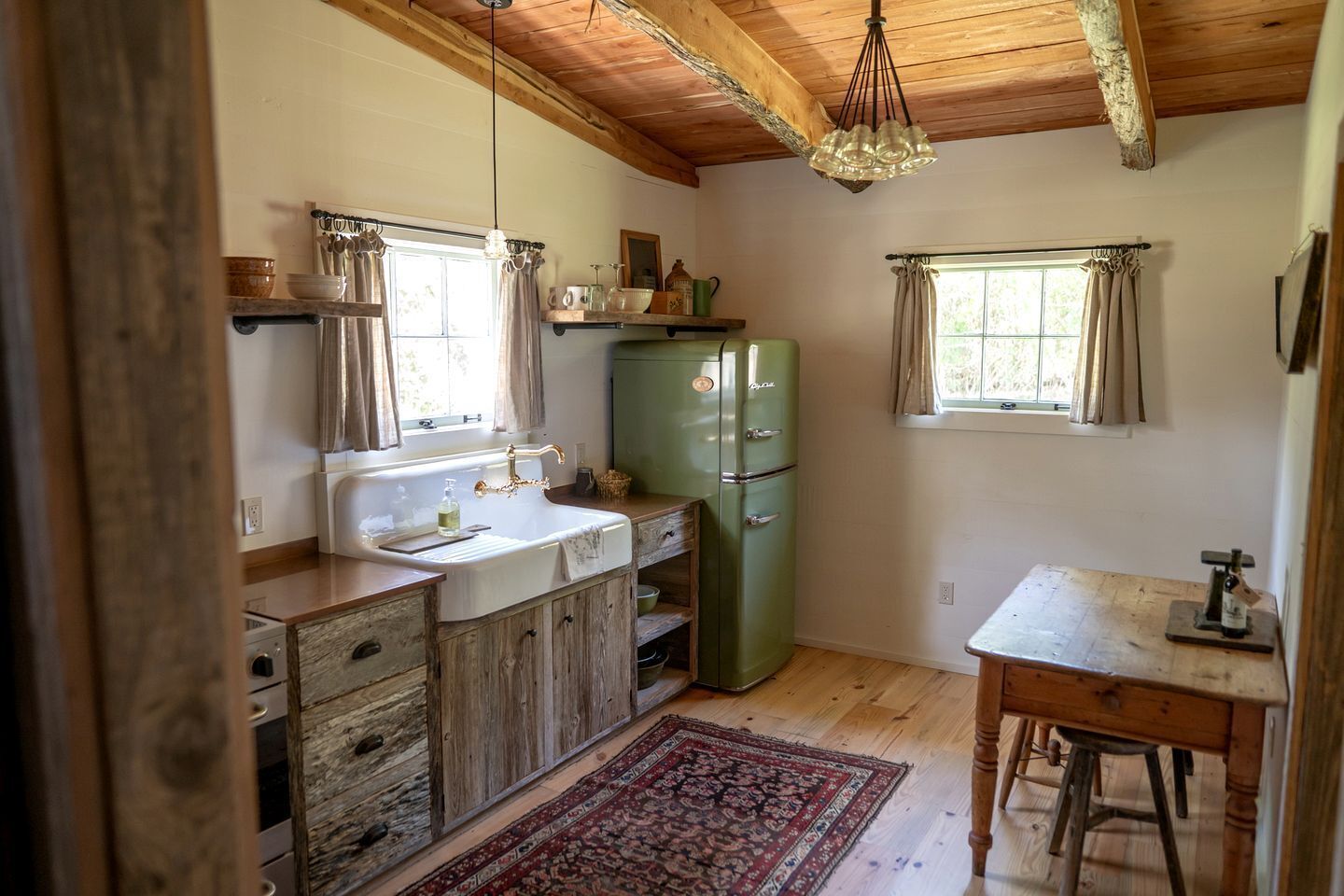 Refrigerador, horno, parrilla de estufa y cafetera y tetera 