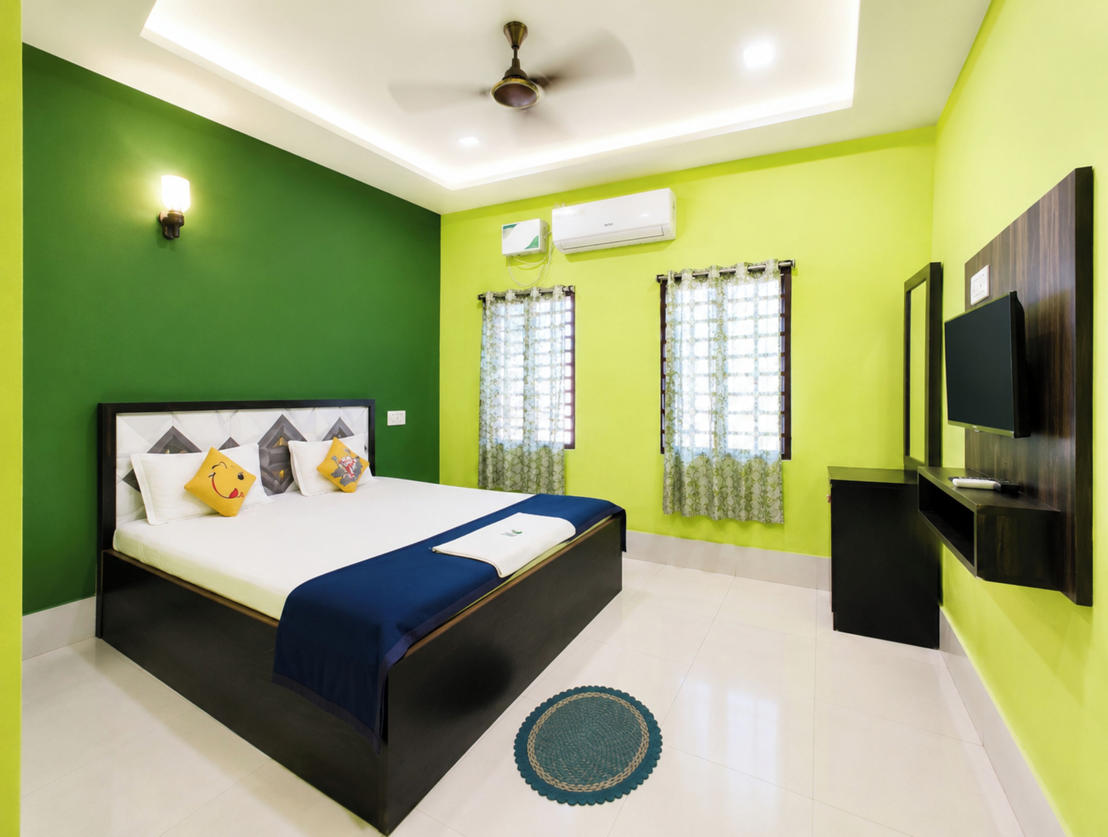 Hypo-allergenic bedding, desk, soundproofing, free WiFi