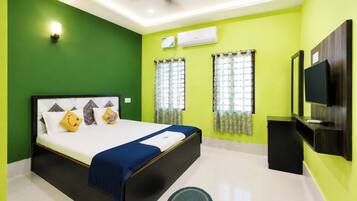 Hypo-allergenic bedding, desk, soundproofing, free WiFi