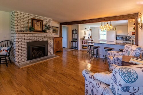 Peaceful and Serene Farmstead Retreat with Horseback Riding in Stockton, Illinois, Perfect for a Family Getaway