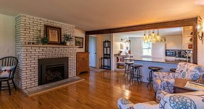 Peaceful and Serene Farmstead Retreat with Horseback Riding in Stockton, Illinois, Perfect for a Family Getaway