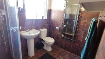 Habitación individual estándar, patio, vista al jardín | Baño