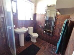 Habitación individual estándar, patio, vista al jardín | Baño