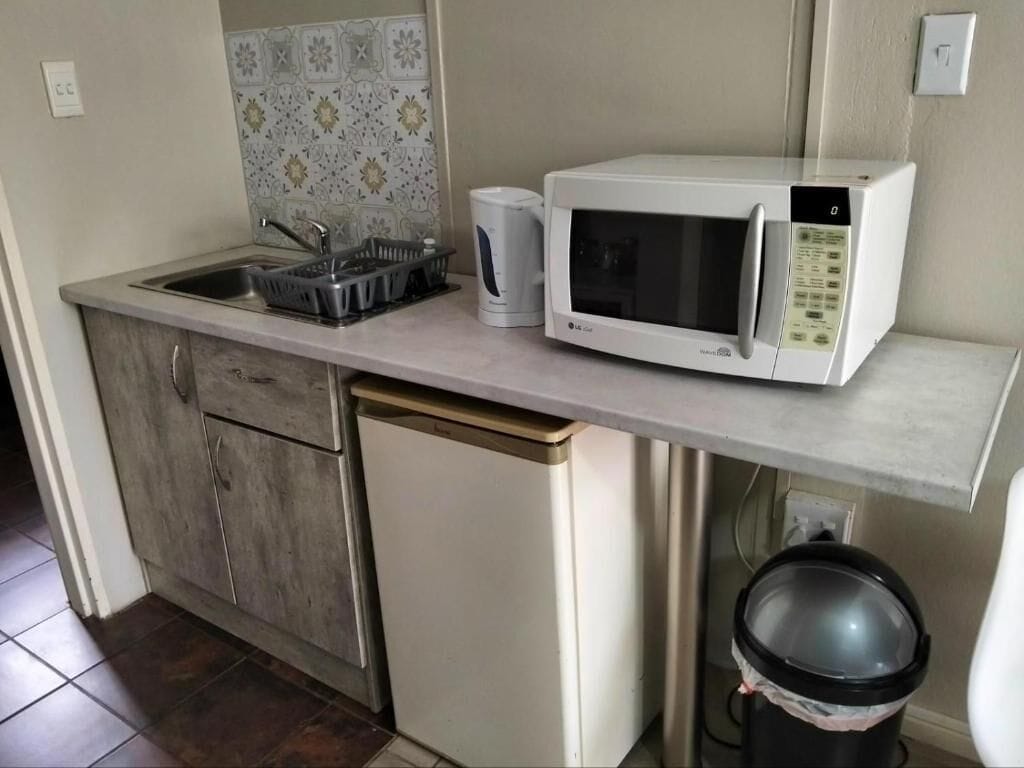 Standard Single Room, Patio, Garden View | Private kitchen | Full-sized fridge, microwave, oven, stovetop