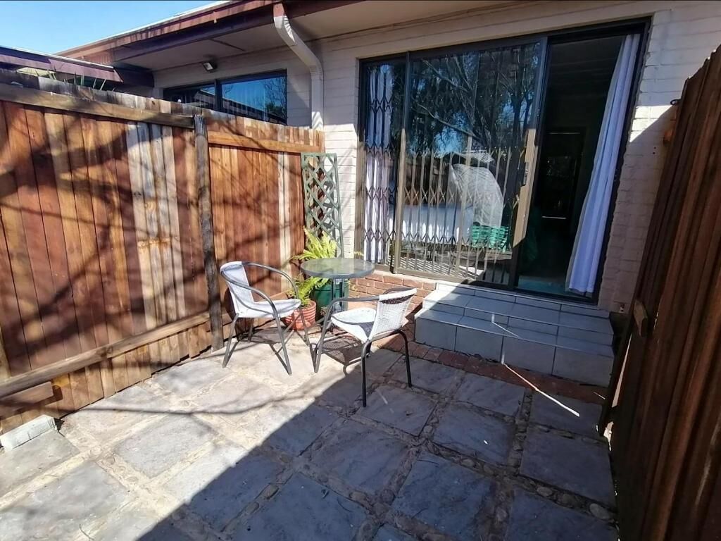 Habitación individual estándar, patio, vista al jardín | Restaurante al aire libre