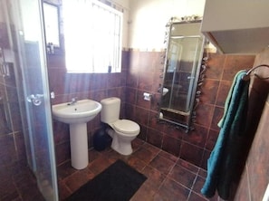Standaard eenpersoonskamer, patio, uitzicht op tuin | Badkamer | Een douche, gratis toiletartikelen, shampoo, toiletpapier