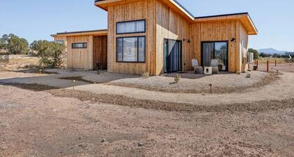 Modern Desert Casita with Stargazing & Red Butte Views near Grand Canyon, Arizona