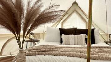 1 bedroom, bed sheets