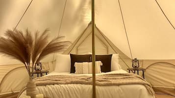 1 bedroom, bed sheets