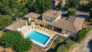 Una casa espaiosa amb piscina, diverses habitacions i jardí.