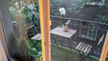 Apartment, Balcony | Outdoor dining