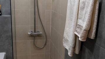 Apartamento, balcón | Baño