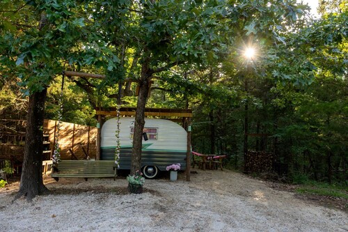 Charming Vintage Trailer with Colorful 50s Décor near Honey Grove, Texas