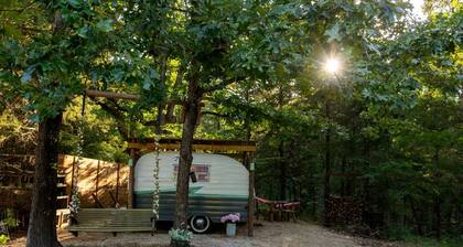 Charming Vintage Trailer with Colorful 50s Décor near Honey Grove, Texas