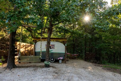 Charming Vintage Trailer with Colorful 50s Décor near Honey Grove, Texas