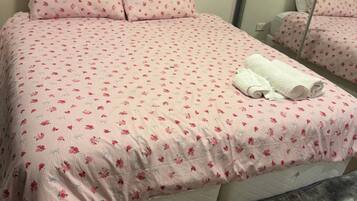 2 bedrooms, iron/ironing board, WiFi, bed sheets