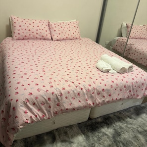 Tabla de planchar con plancha, wifi y ropa de cama 