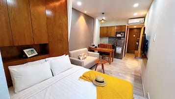 Estúdio básico | Frigobar, cofres nos quartos, individualmente decorados