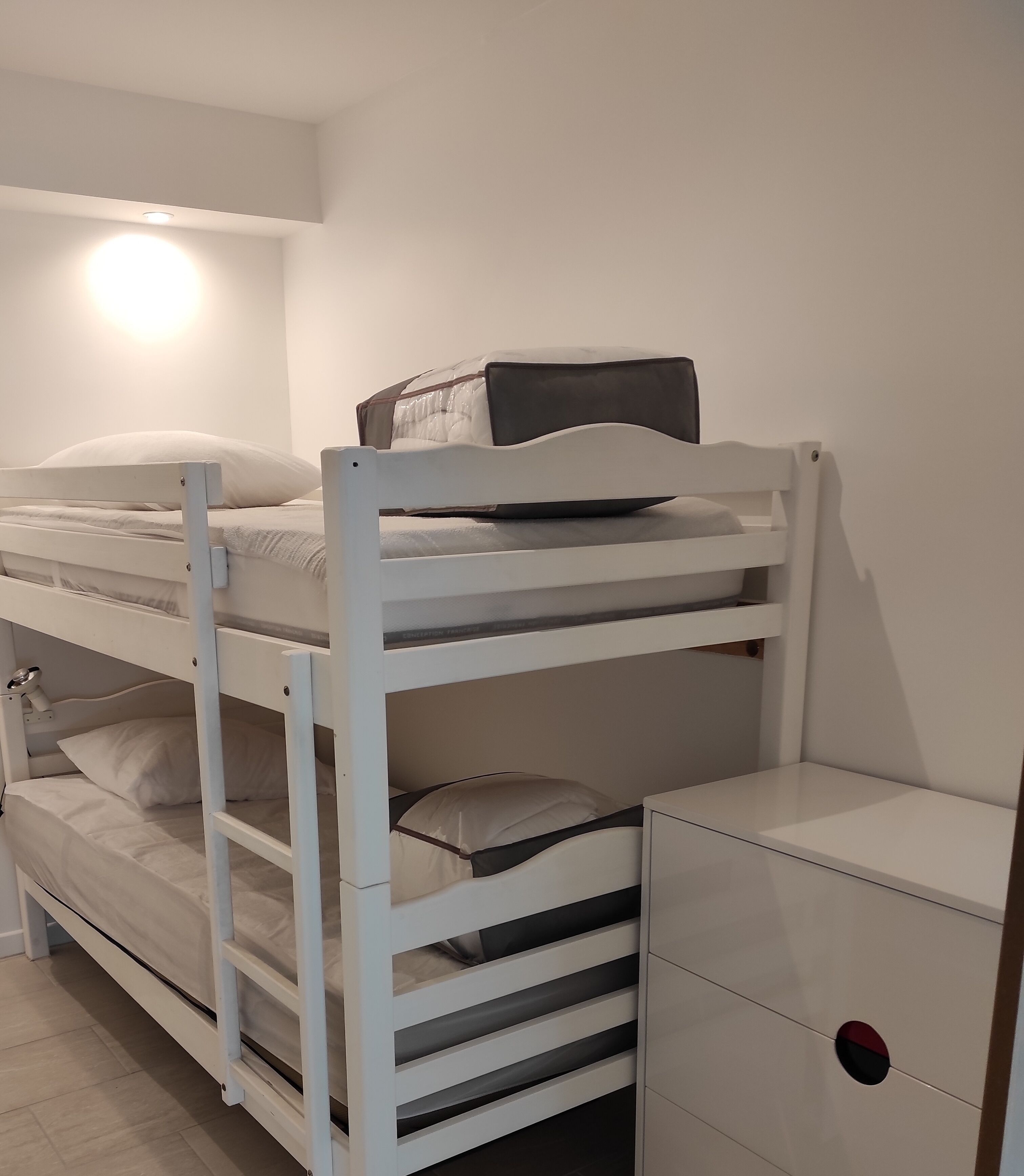 Een strijkplank/strijkijzer, gratis wifi, beddengoed