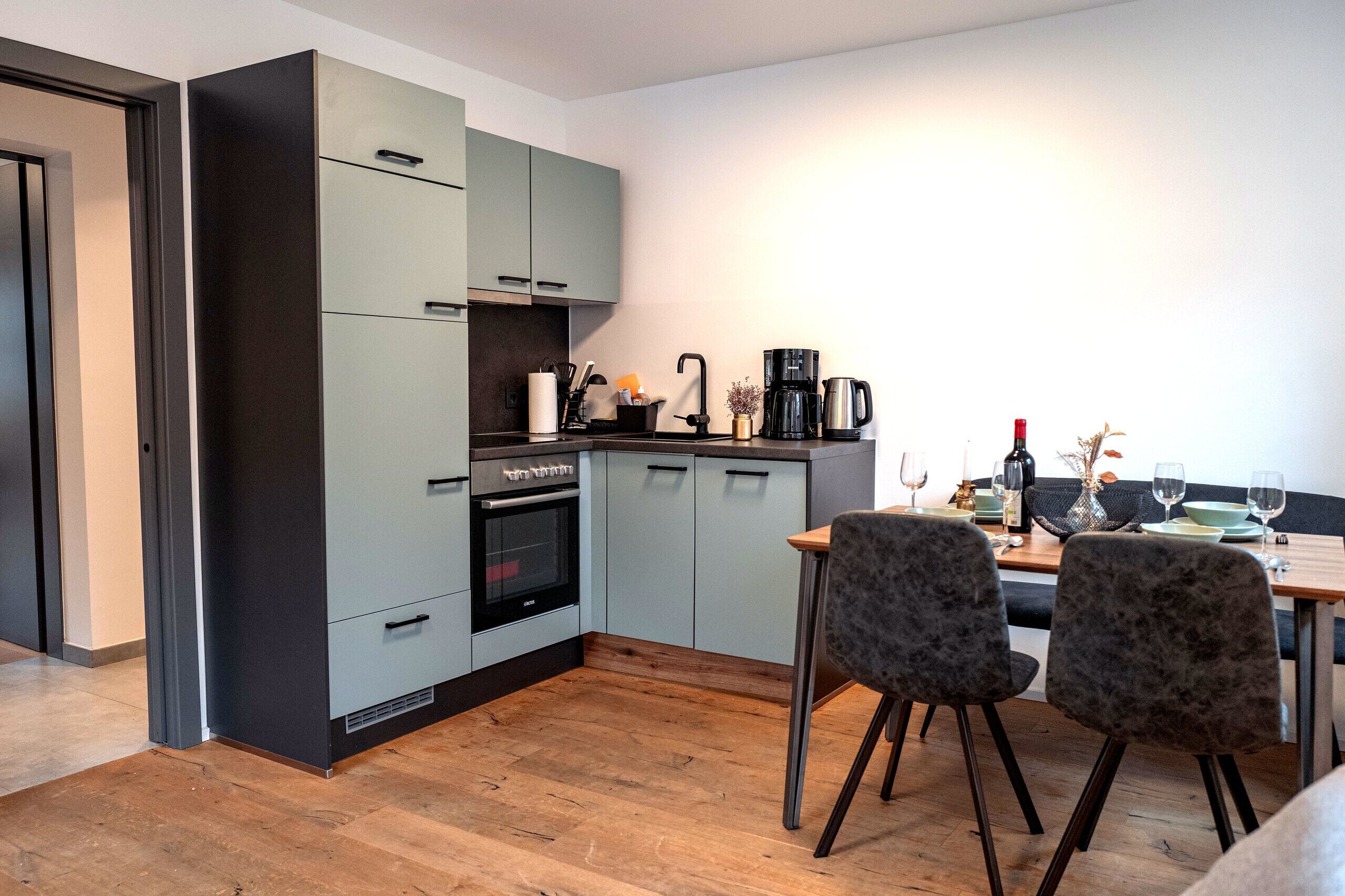 Kühlschrank, Ofen, Geschirrspüler, Wasserkocher mit Kaffee-/Teezubehör
