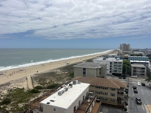 Blick auf die Küste mit Strand, Gebäuden und blauem Himmel.