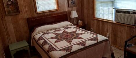 3 bedrooms, desk, WiFi, bed sheets
