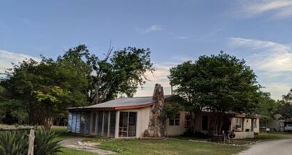 Beautiful Cottage Close to Fantastic Hiking Trails in Camp Wood, Texas