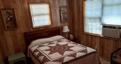 Beautiful Cottage Close to Fantastic Hiking Trails in Camp Wood, Texas