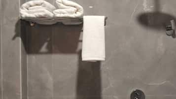 Combined shower/bathtub, towels