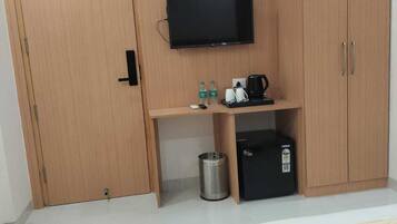 Deluxe Room | Desk, iron/ironing board, free WiFi