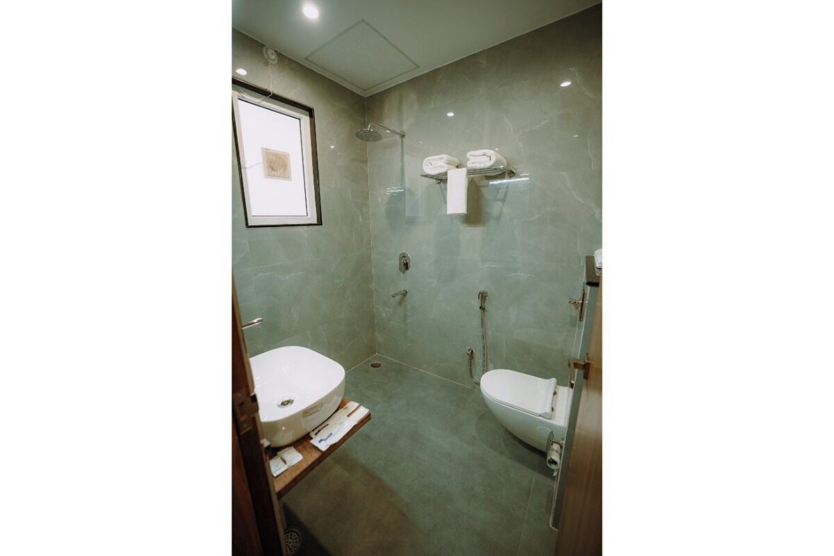 Combined shower/bathtub, towels