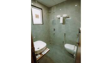 Combined shower/bathtub, towels