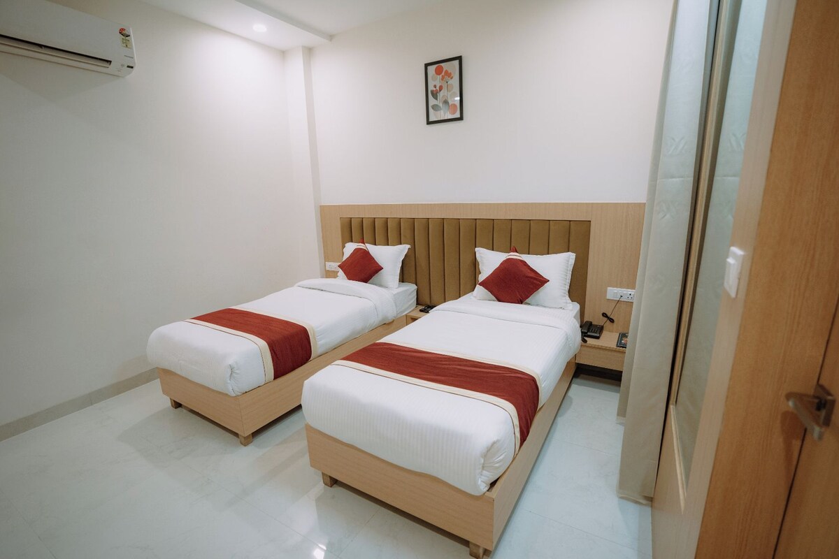 Twin Bed Room | Desk, iron/ironing board, WiFi (free)