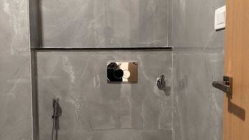 Deluxe Room | Bathroom | Combined shower/bathtub, towels