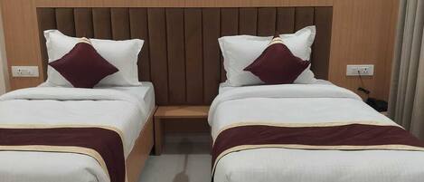 Junior Room | Desk, iron/ironing board, WiFi (free)