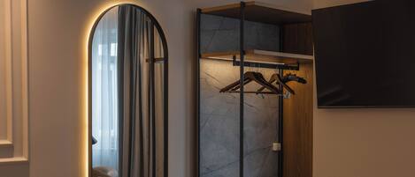Suite junior, 1 cama King size y sofá cama, en el área del patio | Caja de seguridad en la habitación y escritorio