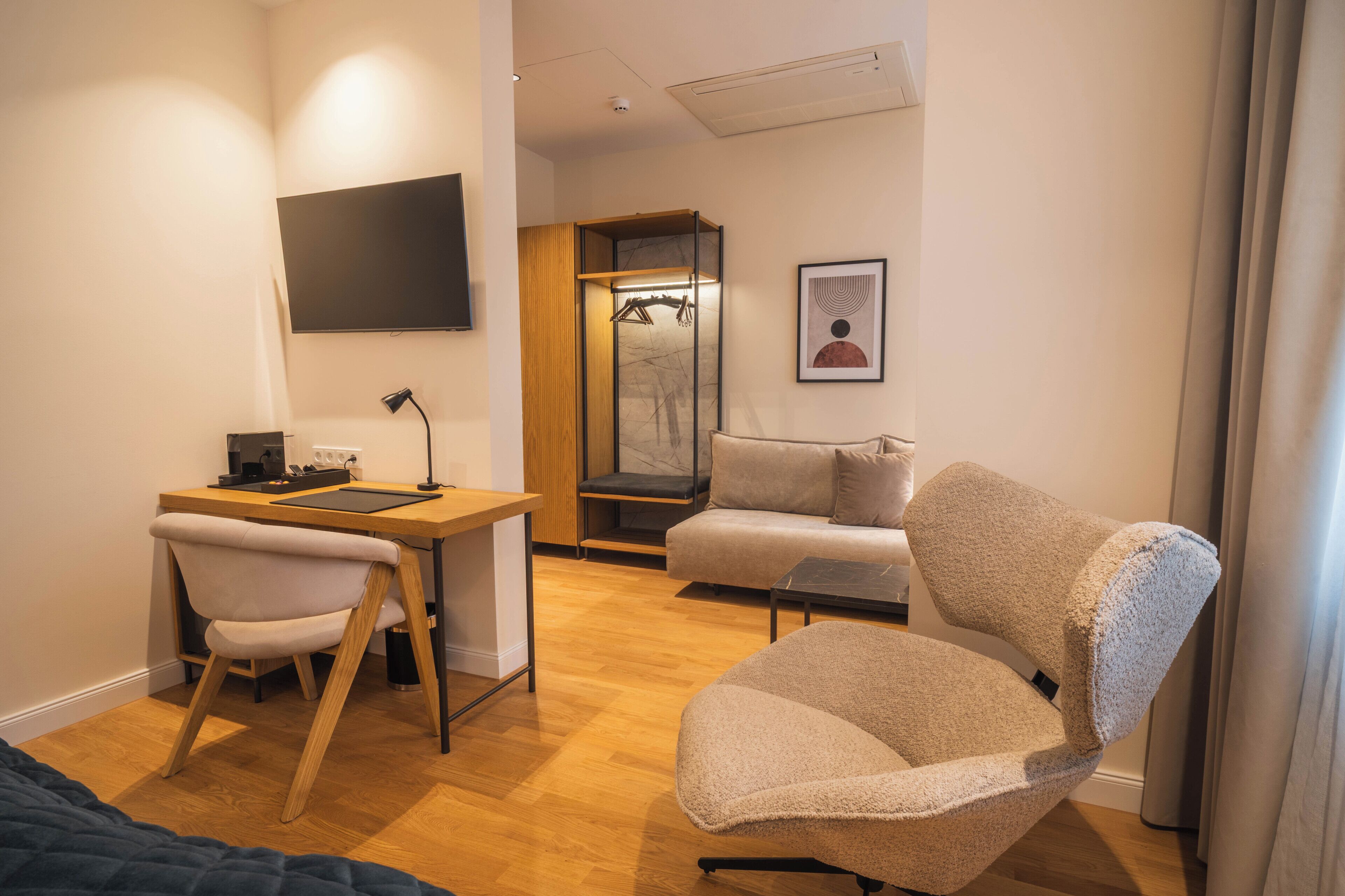 Habitación doble superior, 1 cama King size y sofá cama, vista a la ciudad | Interior