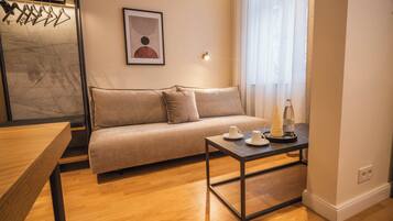Chambre Double Supérieure, 1 très grand lit et 1 canapé-lit, vue ville | Coin séjour