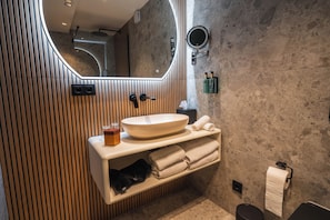 Junior Suite, 1 King Bed with Sofa bed, Courtyard Area | Bathroom | Shower, hair dryer, slippers, towels - Hotel zum Kaiserdom (Speyer)