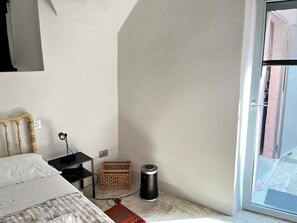 1 dormitorio, tabla de planchar con plancha, wifi y ropa de cama
